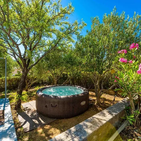 Mara With Jacuzzi Seline